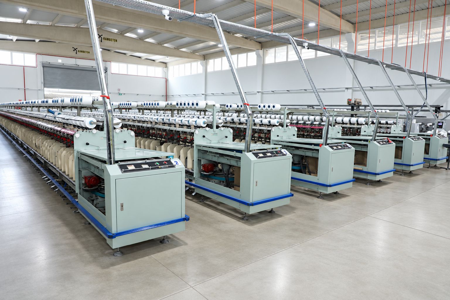 Beyteks üretim salonunda sıra hâlinde büküm makineleri